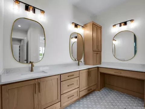 Bath - 101 W Medium Meadow Dr, Lytle, TX 78052 photo 6 of 10
