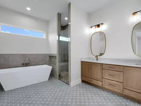Bath - 101 W Medium Meadow Dr, Lytle, TX 78052 photo 7 of 10