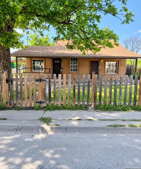 1204 W Garza St, Del Rio, TX 78840