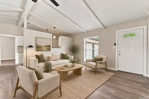 106 Woodview Dr, Live Oak, TX 78233