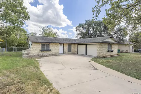 106 Woodview Dr, Live Oak, TX 78233