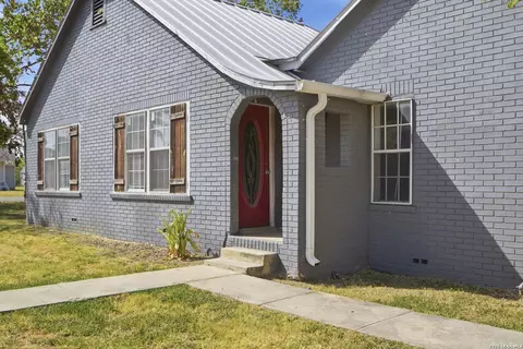 1208 10th St, Hondo, TX 78861