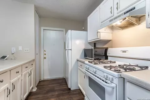 Kitchen - 9706 Meadow Dr, Converse, TX 78109 photo 2 of 3