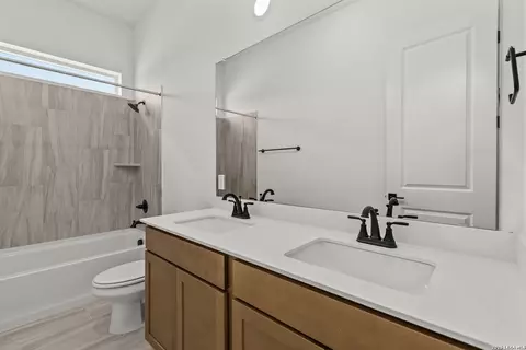 Bath - 729 County Road 664, Devine, TX 78016 photo 4 of 5