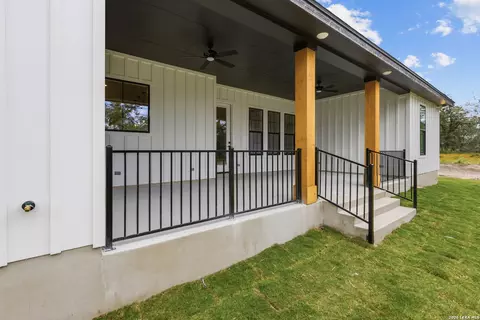 Exterior - 3539 County Road 676, Devine, TX 78016 photo 4 of 5