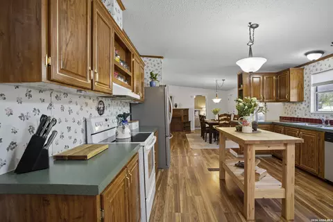 Kitchen - 170 Savannah Grv, Von Ormy, TX 78073 photo 4 of 6