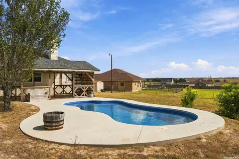 418 Clover Ln, La Vernia, TX 78121