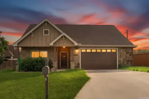 108 Ridgecrest, Floresville, TX 78114