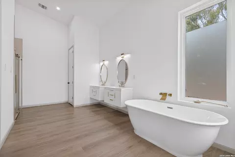 Bath - 21660 Senior Rd #2, Von Ormy, TX 78073 photo 1 of 3