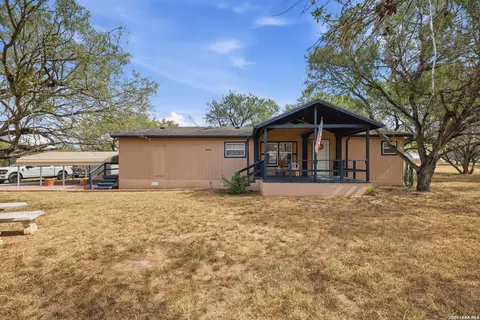 372 Homeridge Dr, La Vernia, TX 78121