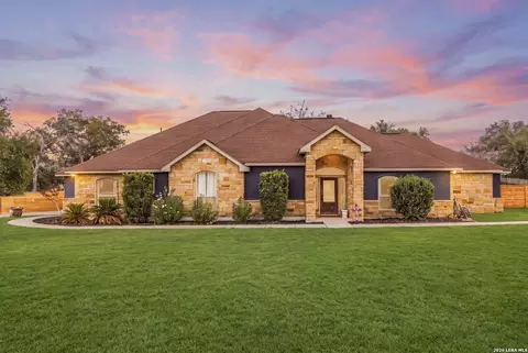 112 Abrego Knoll Dr, Floresville, TX 78114