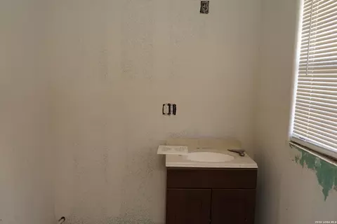 Bath - 3822 Dalia St, Eagle Pass, TX 78852 photo 4 of 5