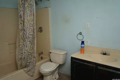 Bath - 3822 Dalia St, Eagle Pass, TX 78852 photo 2 of 5