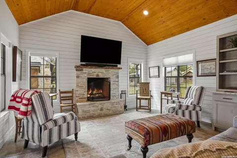 Living - 809 Rivertree Rd, Leakey, TX 78873 photo 4 of 8