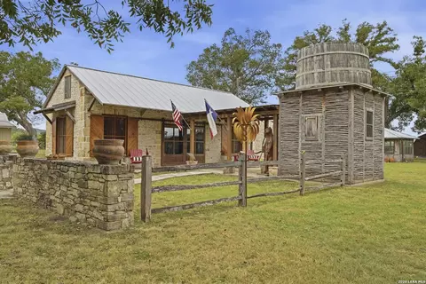 Exterior - 809 Rivertree Rd, Leakey, TX 78873 photo 3 of 15