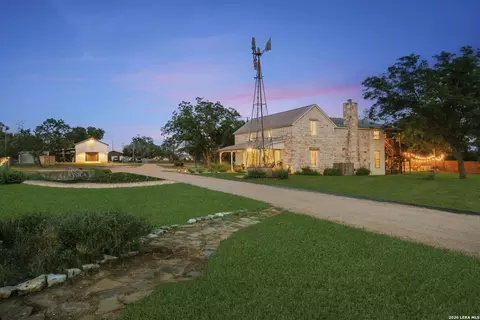 271 Smokehouse Rd, Fredericksburg, TX 78624