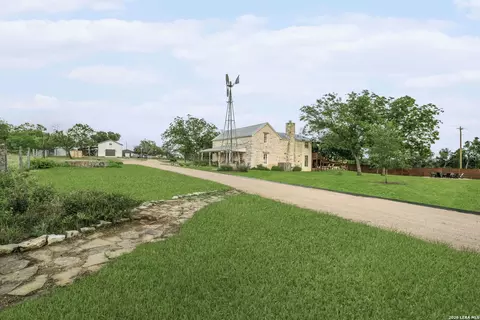 271 Smokehouse Rd, Fredericksburg, TX 78624