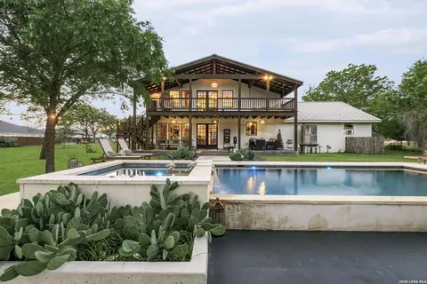 271 Smokehouse Rd, Fredericksburg, TX 78624