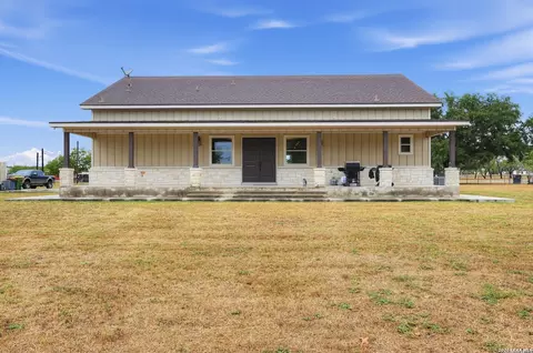 105 Oak View Dr, La Vernia, TX 78121