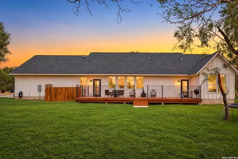 Exterior - 351 Private Road 6623, Devine, TX 78016 photo 4 of 15