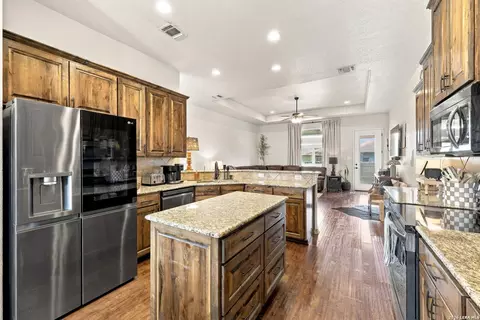 Kitchen - 108 Park Hts, Poth, TX 78147 photo 4 of 4