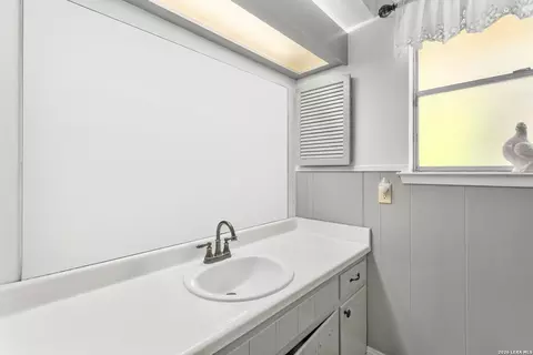 Bath - 626 Sunhaven Dr, Windcrest, TX 78239 photo 2 of 3