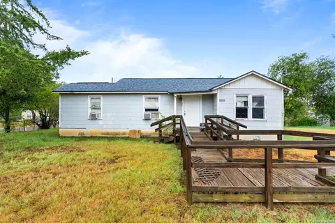 1067 2nd St, Floresville, TX 78114
