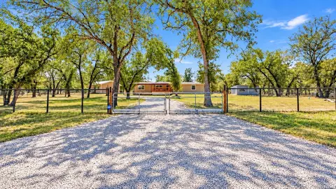 213 Oak View Dr, La Vernia, TX 78121