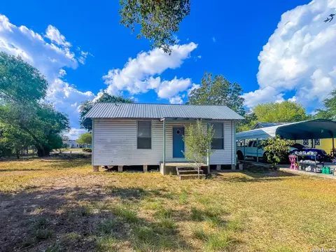 Exterior - 302 E Carter St, Beeville, TX 78102 photo 2 of 4