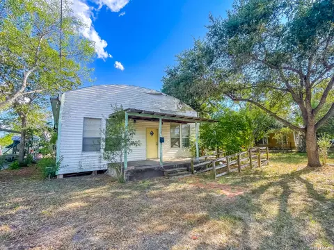 Exterior - 302 E Carter St, Beeville, TX 78102 photo 1 of 4