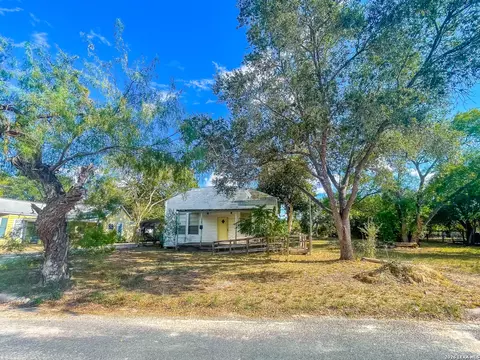 302 E Carter St, Beeville, TX 78102