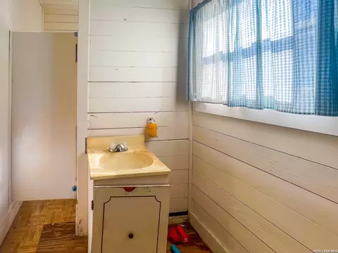 Bath - 302 E Carter St, Beeville, TX 78102 photo 1 of 1