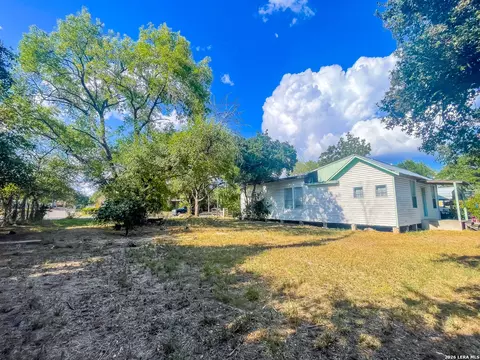 Exterior - 302 E Carter St, Beeville, TX 78102 photo 3 of 4