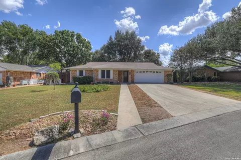 925 Lazy Trl, New Braunfels, TX 78130