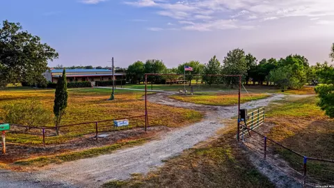 331 County Road 423, Stockdale, TX 78160