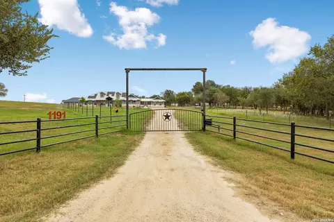 1191 Hartfield Rd, Seguin, TX 78155