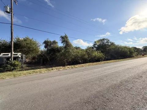 241 County Road 6852, Lytle, TX 78052 photo 3