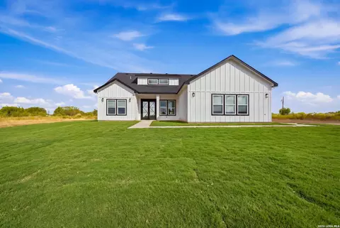 553 County Road 422, Stockdale, TX 78160