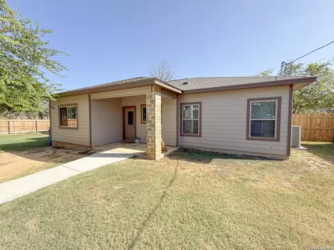 Exterior - 300 Bluebonnet Ave, Devine, TX 78016 photo 6 of 10