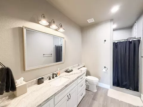 Bath - 300 Bluebonnet Ave, Devine, TX 78016 photo 5 of 6