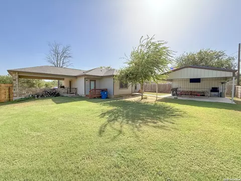 Exterior - 300 Bluebonnet Ave, Devine, TX 78016 photo 5 of 10
