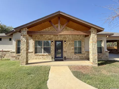 Exterior - 300 Bluebonnet Ave, Devine, TX 78016 photo 3 of 10