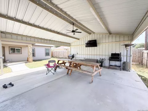 Exterior - 300 Bluebonnet Ave, Devine, TX 78016 photo 7 of 10