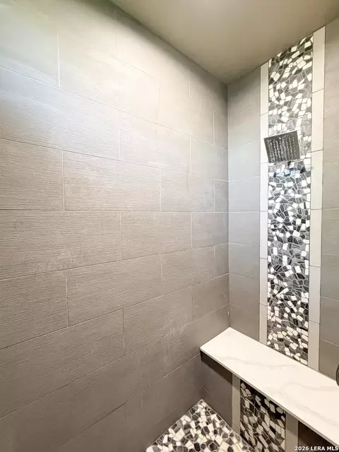 Bath - 300 Bluebonnet Ave, Devine, TX 78016 photo 4 of 6