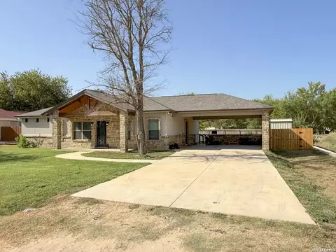 Exterior - 300 Bluebonnet Ave, Devine, TX 78016 photo 10 of 10