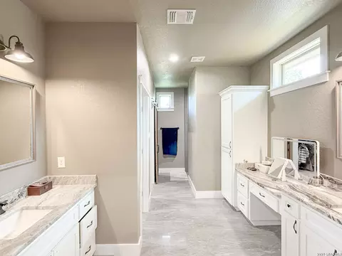 Bath - 300 Bluebonnet Ave, Devine, TX 78016 photo 2 of 6