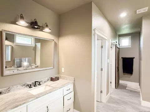 Bath - 300 Bluebonnet Ave, Devine, TX 78016 photo 3 of 6