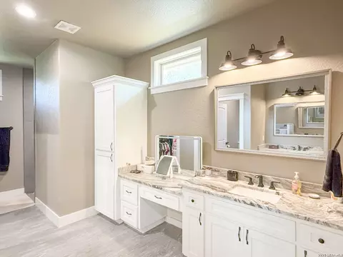 Bath - 300 Bluebonnet Ave, Devine, TX 78016 photo 1 of 6