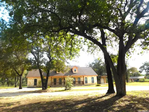 110 Hunters Gln, Floresville, TX 78114