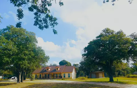 110 Hunters Gln, Floresville, TX 78114